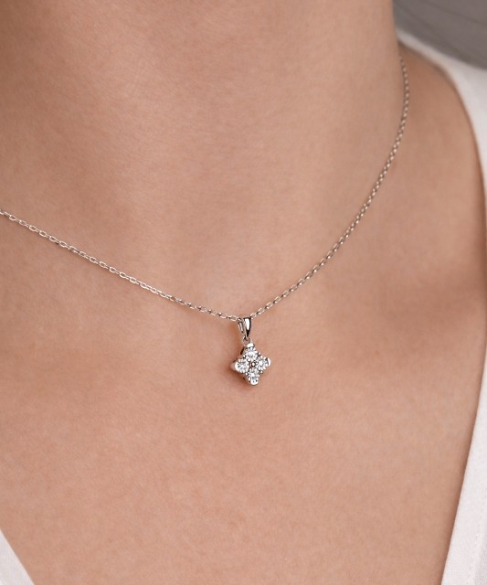 Balto ausko pakabukas su deimantais