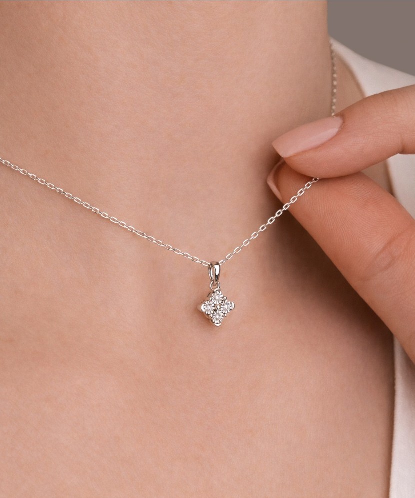 Balto ausko pakabukas su deimantais