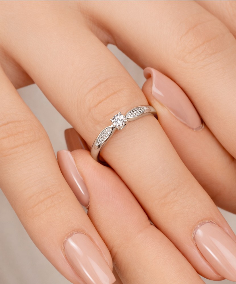 Balto aukso žiedas su deimantais 0,04ct