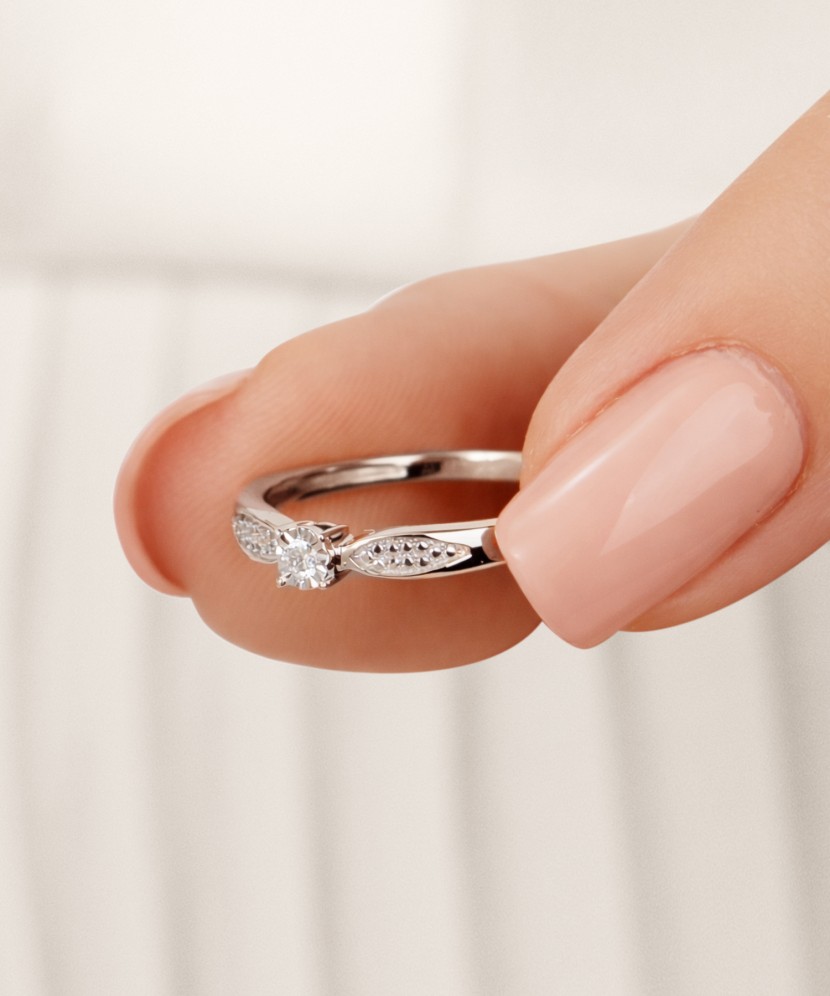 Balto aukso žiedas su deimantais 0,04ct