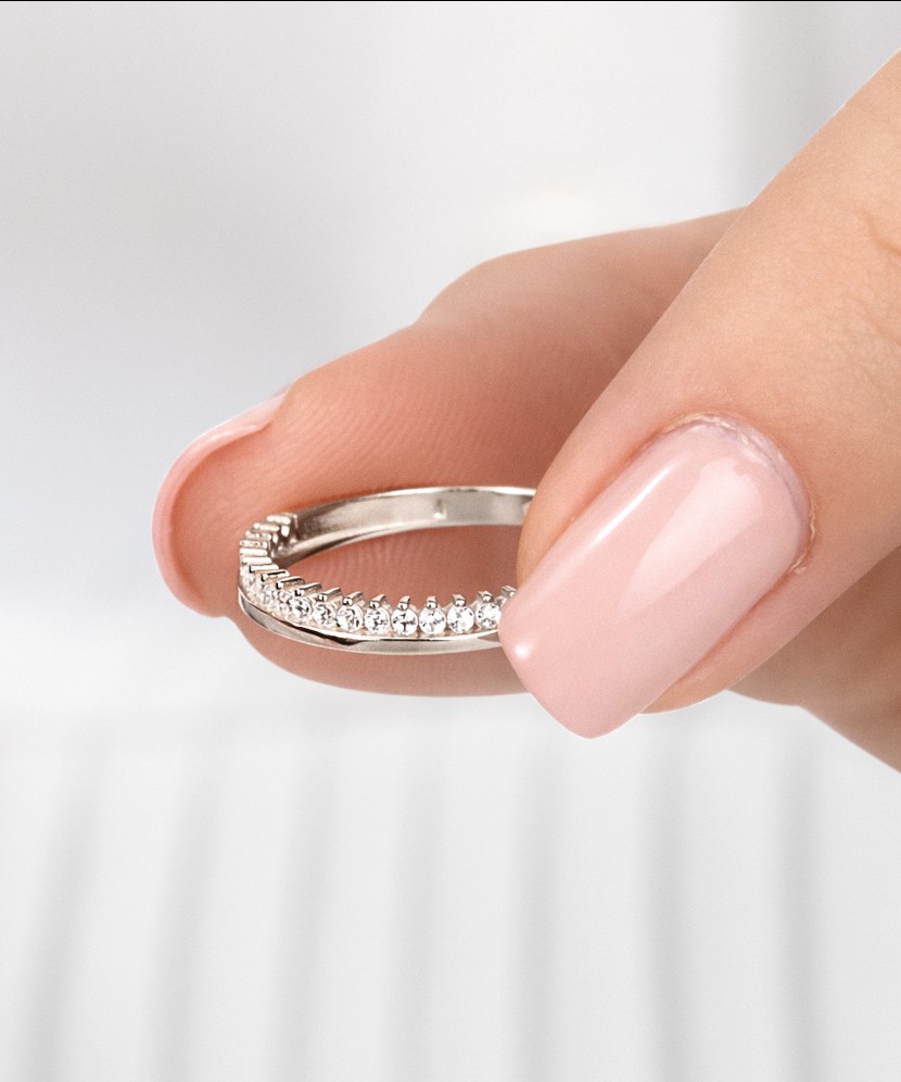 Balto aukso žiedas su cirkoniais