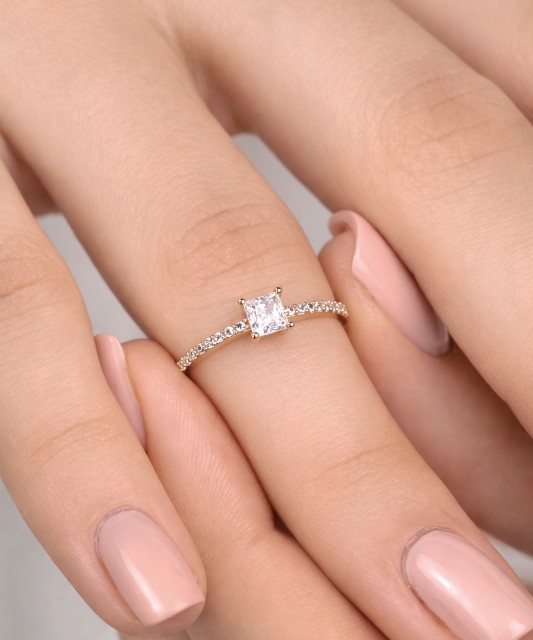 Auksinis žiedas su cirkoniais