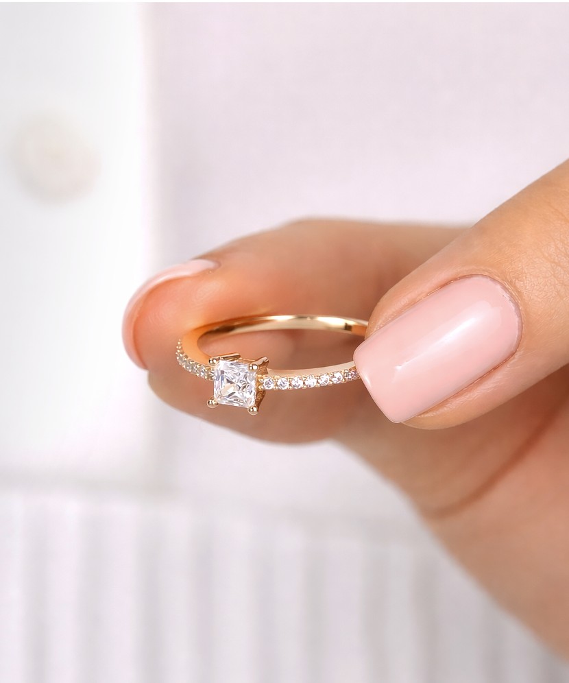 Auksinis žiedas su cirkoniais