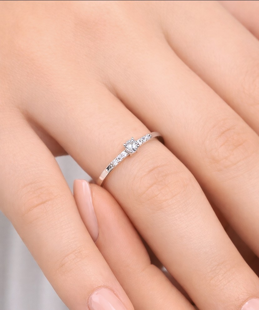 Balto aukso žiedas su cirkoniais