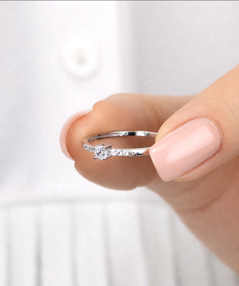 Balto aukso žiedas su cirkoniais