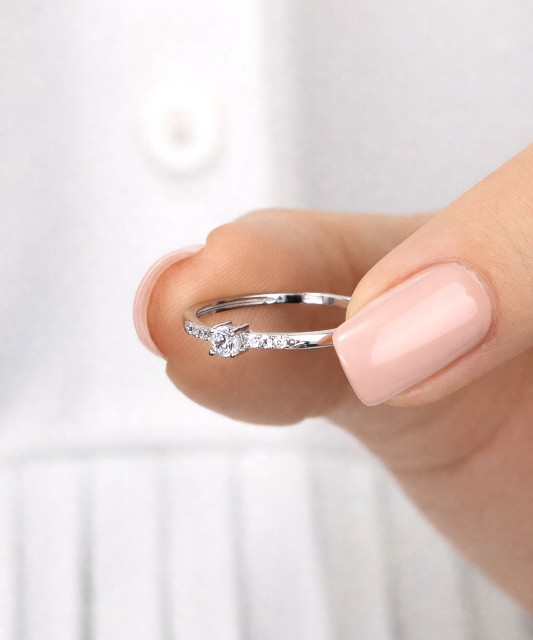 Balto aukso žiedas su cirkoniais