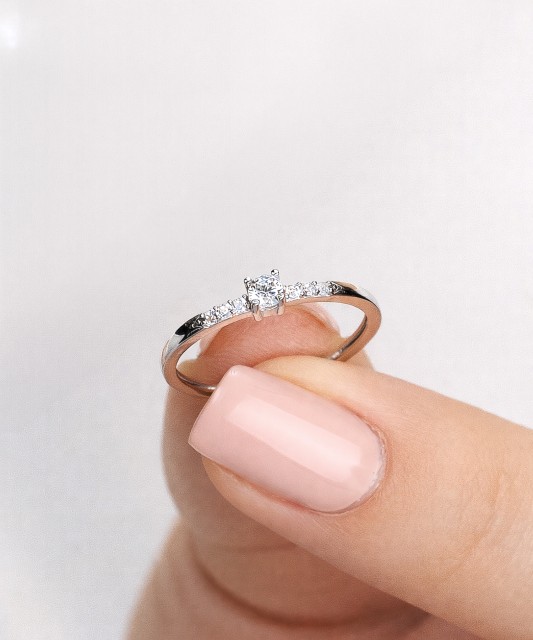 Balto aukso žiedas su cirkoniais