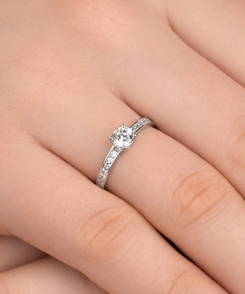 Balto aukso žiedas su cirkoniais