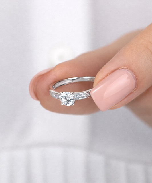 Balto aukso žiedas su cirkoniais