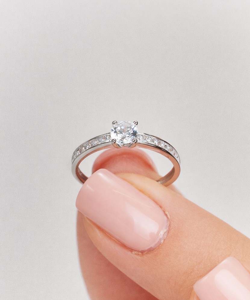 Balto aukso žiedas su cirkoniais