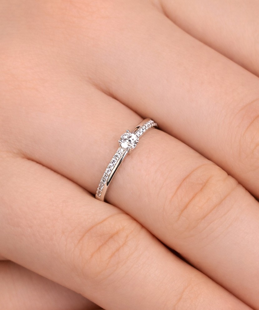 Balto aukso žiedas su cirkoniais