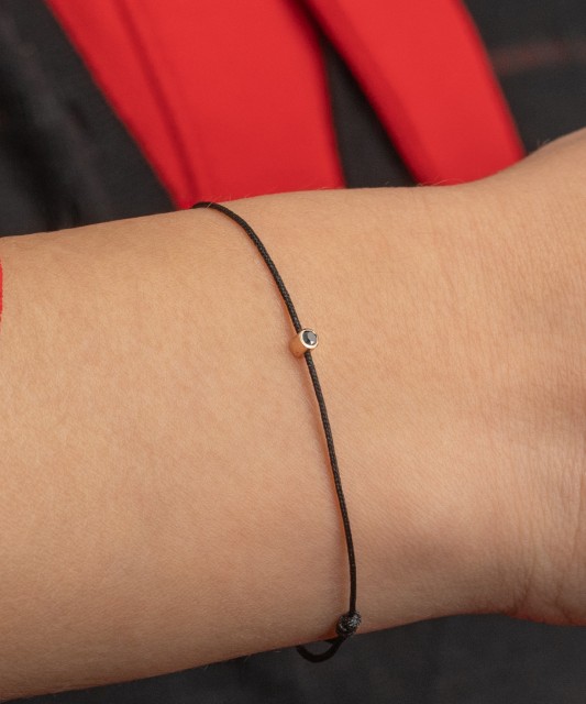 Juodo siūlo apyrankė su juoduoju deimantu ir geltonu auksu