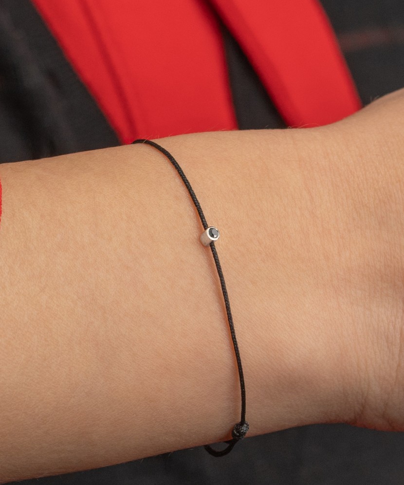 Juodo siūlo apyrankė su juoduoju deimantu ir baltu auksu