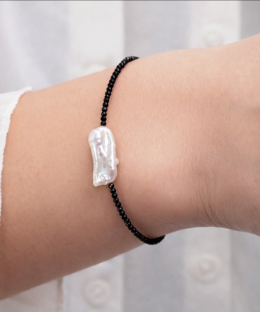 Apyrankė su špineliais, perlu ir sidabru