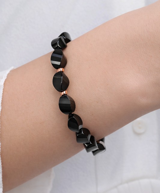 Paauksuota apyrankė su oniksais ir auksu