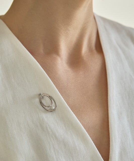 Sidabrinė sagė su perlu ir cirkoniu