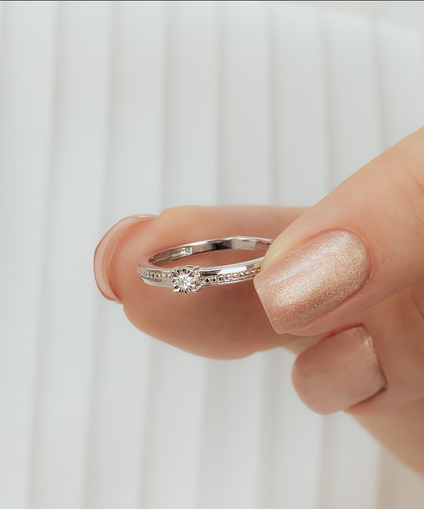 Balto aukso žiedas su deimantais