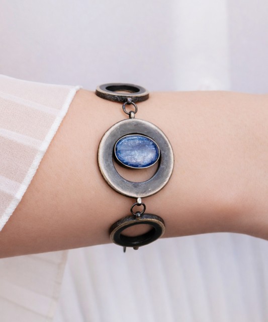 Sidabrinė apyrankė su kianitu