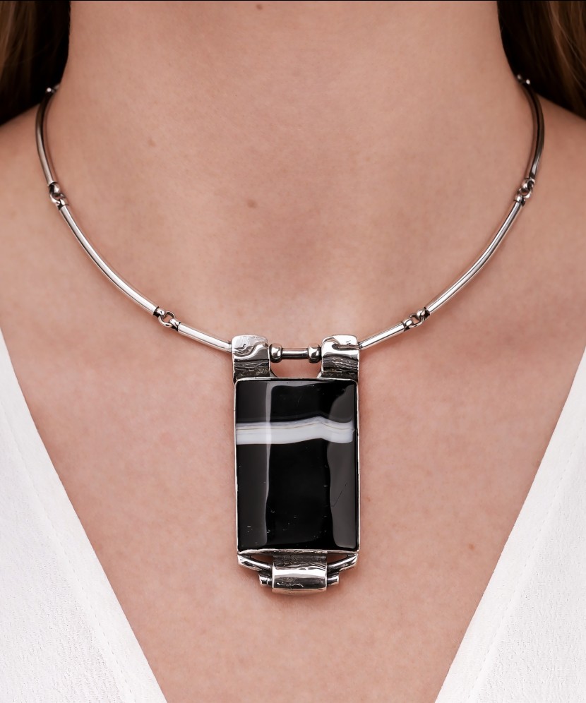 Sidabrinis koljė su agato pakabuku