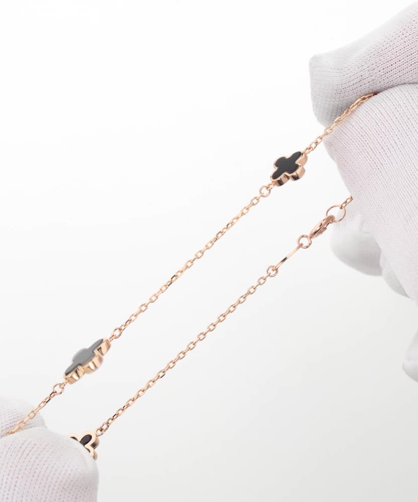 Auksinė apyrankė su oniksu