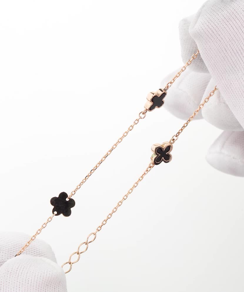 Auksinė apyrankė su oniksu