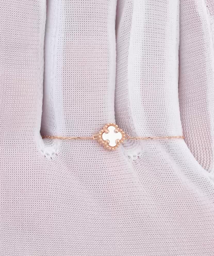 Auksinė grandinėlė su emales pakabuku