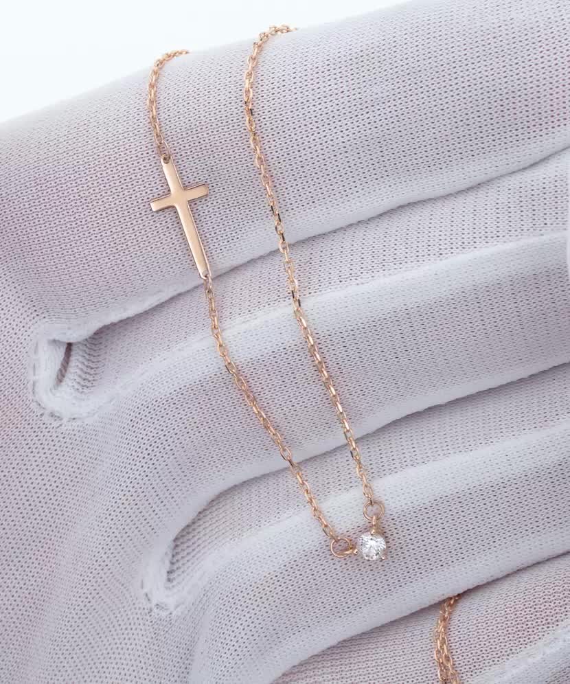 Auksinė grandinėlė su cirkonio pakabuku ir kryželiu