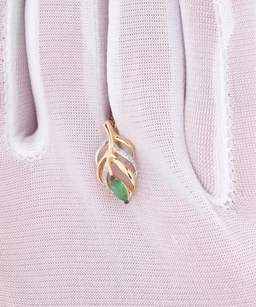 Geltono aukso pakabukas su deimantais ir smaragdu