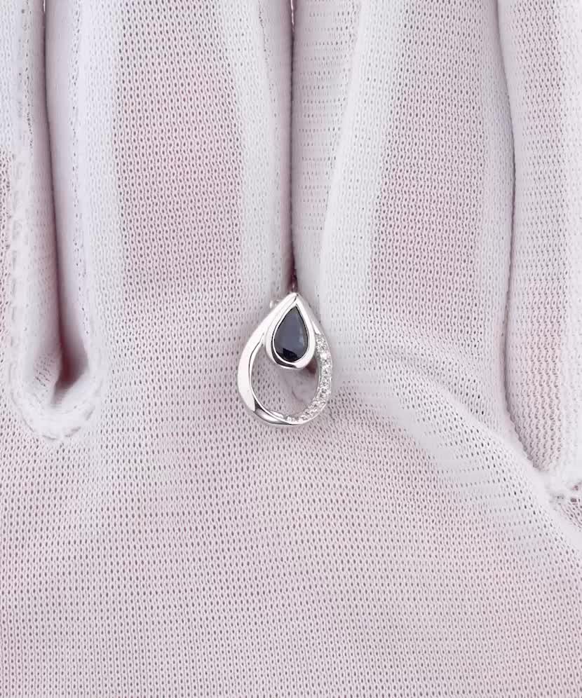 Balto aukso pakabukas su safyru ir deimantais