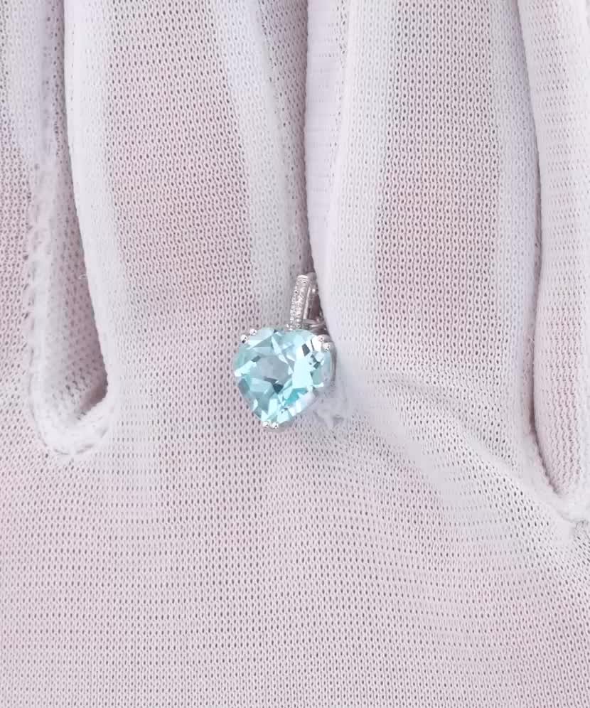 Balto aukso pakabukas su topazu ir deimantais "Širdelė"