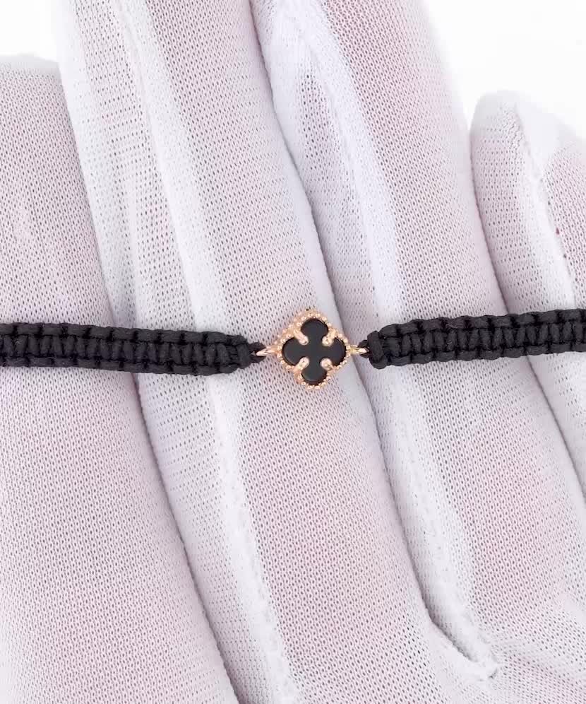 Juodo siūlo apyrankė su auksu ir oniksu