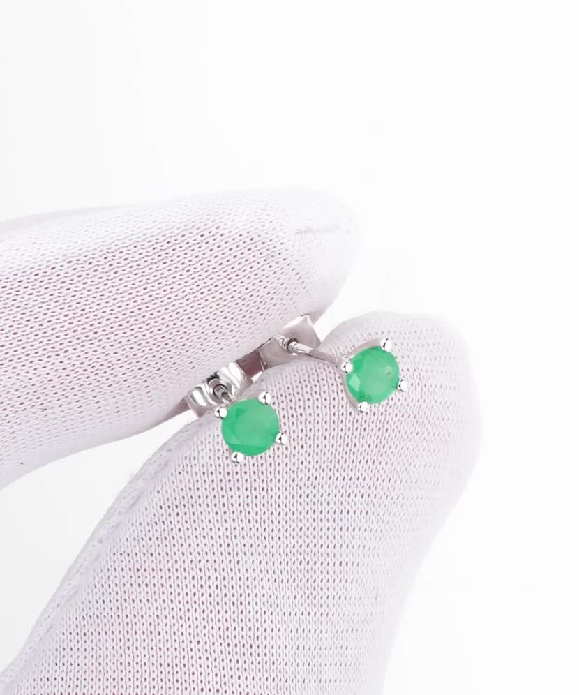 Balto aukso auskarai su smaragdais