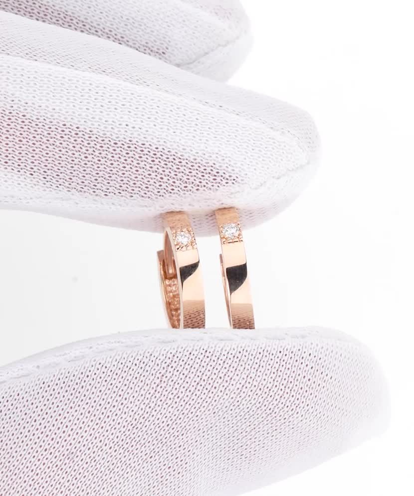 Auksiniai auskarai su deimantais