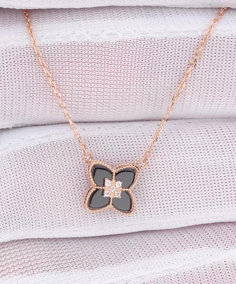 Auksinė grandinėlė su onikso pakabuku