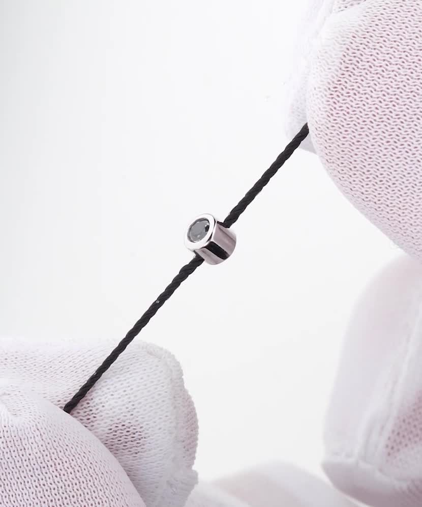 Juodo siūlo apyrankė su juoduoju deimantu ir baltu auksu