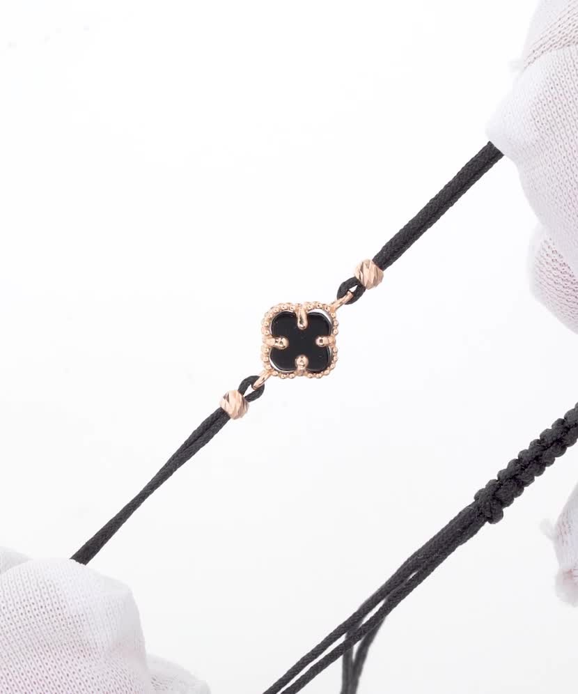 Juodo siūlo apyrankė su auksu ir oniksu  - Goldinga